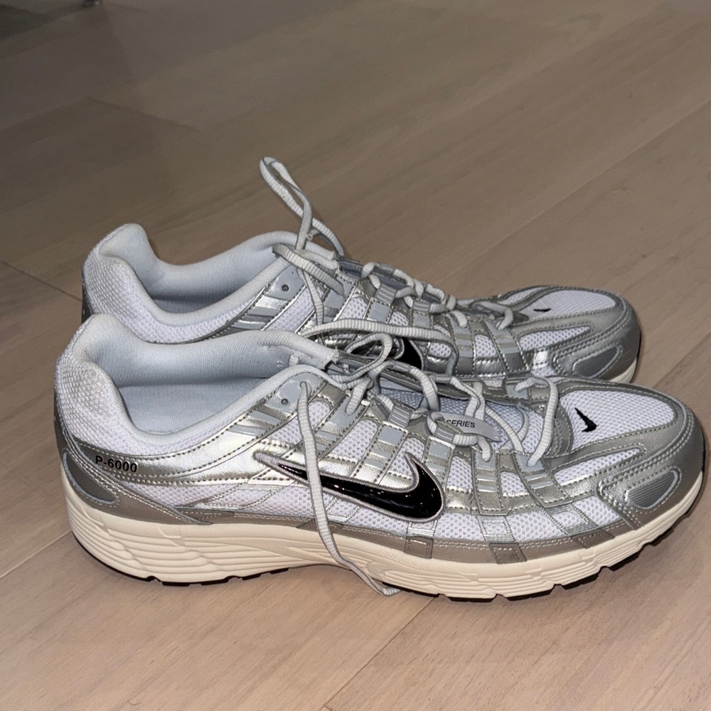 Nike P-6000 WHITE/BLACK-METALLIC SILVER-FLT SILVER